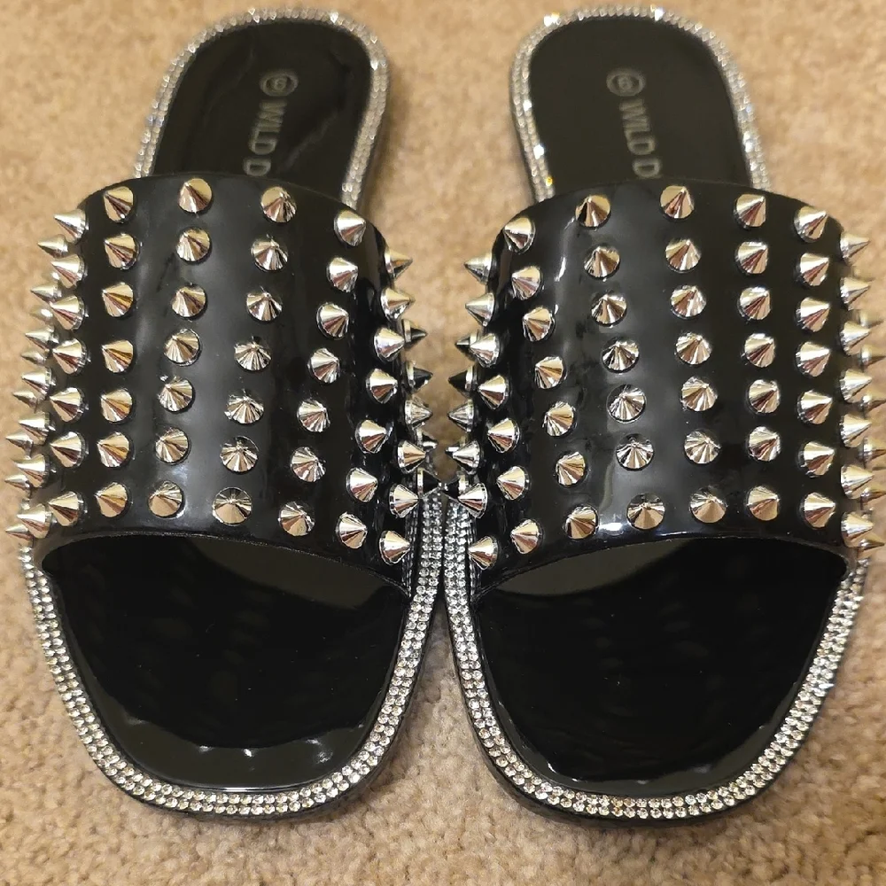 WILD DIVA Lounge Size 6 Black Sandals with Silver Studs & Rinestones - Picture 7 of 15